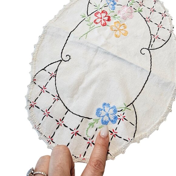 Vintage Hand embroidered Lace Detail Oval shaped napkin table linen handkerchief - Picture 4 of 11